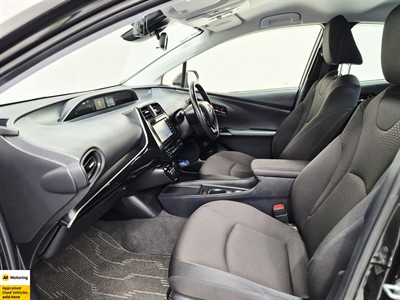 2019 Toyota Prius - Thumbnail