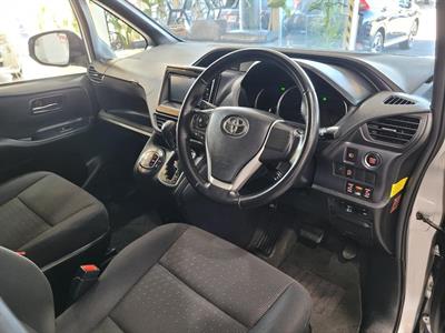 2014 Toyota Voxy - Thumbnail