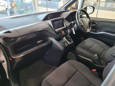 2014 Toyota Voxy - Thumbnail