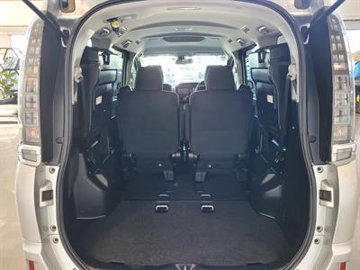 2014 Toyota Voxy - Thumbnail