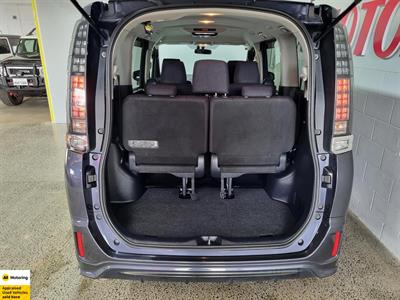 2014 Toyota Voxy - Thumbnail