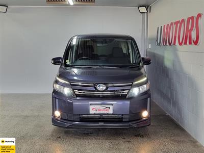 2014 Toyota Voxy - Thumbnail