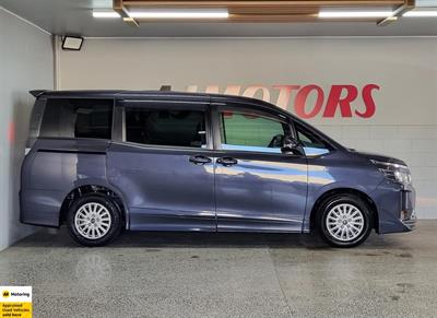 2014 Toyota Voxy - Thumbnail