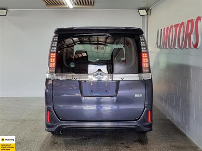 2014 Toyota Voxy - Thumbnail