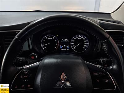2022 Mitsubishi Outlander - Thumbnail