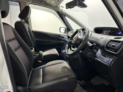 2016 Nissan Serena - Thumbnail