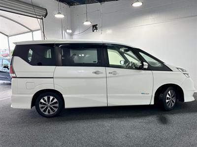 2016 Nissan Serena - Thumbnail