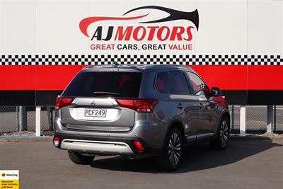 2022 Mitsubishi Outlander - Thumbnail