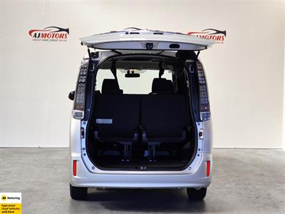 2014 Toyota Voxy - Thumbnail