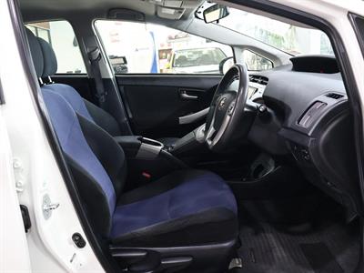 2014 Toyota Prius - Thumbnail