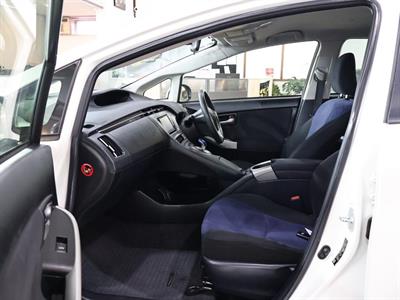2014 Toyota Prius - Thumbnail