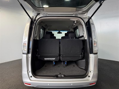 2015 Nissan Serena - Thumbnail