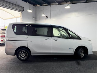 2015 Nissan Serena - Thumbnail