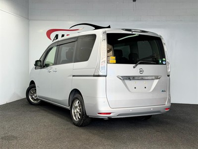 2015 Nissan Serena - Thumbnail