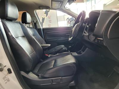 2016 Mitsubishi Outlander - Thumbnail