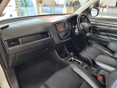 2016 Mitsubishi Outlander - Thumbnail
