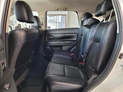 2016 Mitsubishi Outlander - Thumbnail