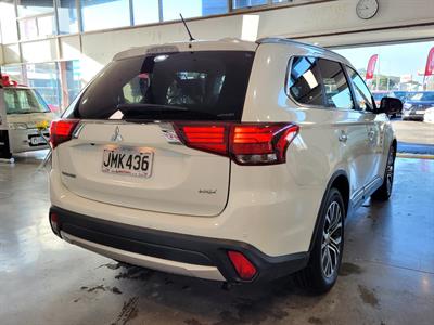2016 Mitsubishi Outlander - Thumbnail