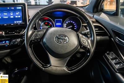 2017 Toyota C-HR - Thumbnail