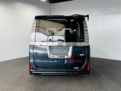 2014 Toyota Voxy - Thumbnail