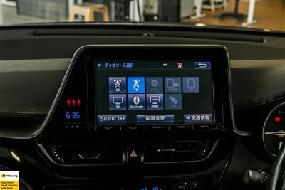 2017 Toyota C-HR - Thumbnail