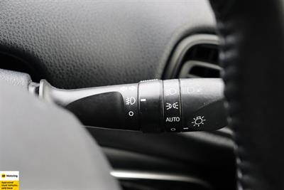 2016 Toyota Prius - Thumbnail