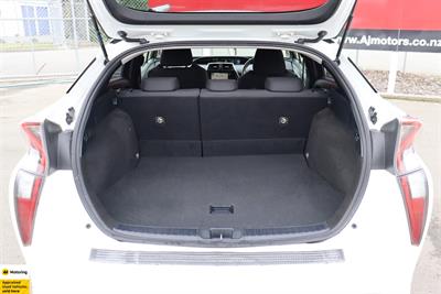 2016 Toyota Prius - Thumbnail