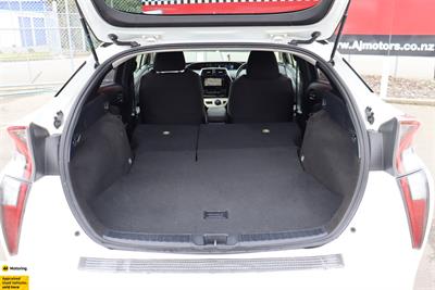 2016 Toyota Prius - Thumbnail