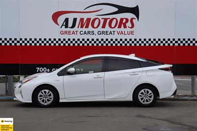 2016 Toyota Prius - Thumbnail