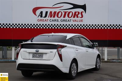 2016 Toyota Prius - Thumbnail