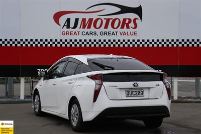 2016 Toyota Prius - Thumbnail