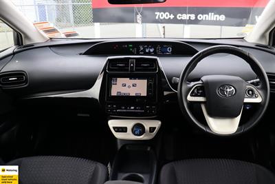 2016 Toyota Prius - Thumbnail