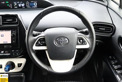 2016 Toyota Prius - Thumbnail