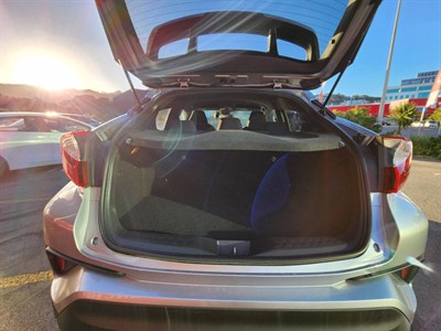 2017 Toyota C-HR - Thumbnail