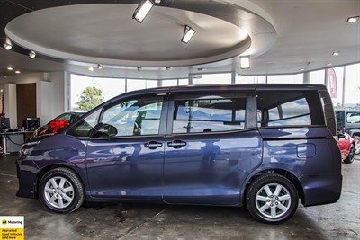 2014 Toyota Voxy - Thumbnail