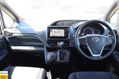 2015 Toyota Noah - Thumbnail