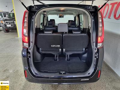 2016 Toyota Esquire - Thumbnail