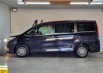 2016 Toyota Esquire - Thumbnail
