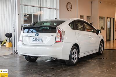 2015 Toyota Prius - Thumbnail