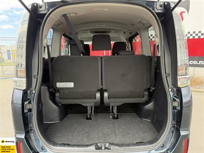 2014 Toyota Voxy - Thumbnail