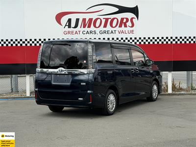 2014 Toyota Voxy - Thumbnail