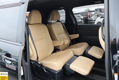 2015 Toyota Estima - Thumbnail