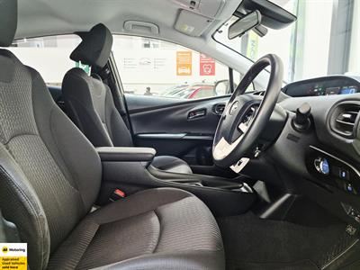2017 Toyota Prius - Thumbnail