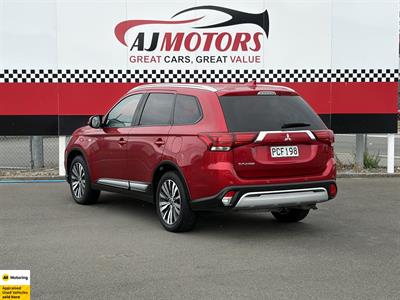 2022 Mitsubishi Outlander - Thumbnail