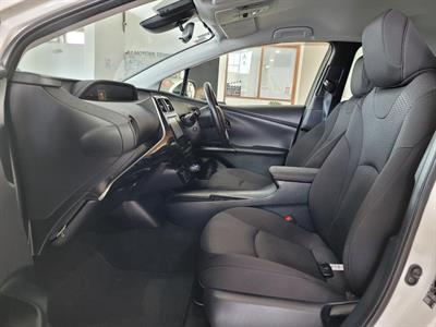 2019 Toyota Prius - Thumbnail