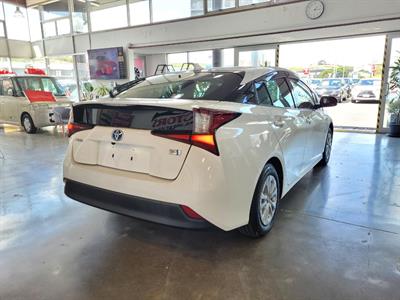 2019 Toyota Prius - Thumbnail