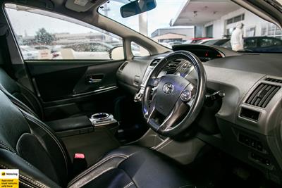 2014 Toyota Prius Alpha - Thumbnail