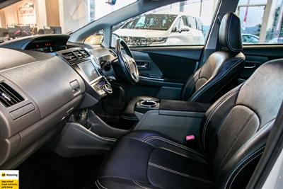 2014 Toyota Prius Alpha - Thumbnail
