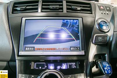 2014 Toyota Prius Alpha - Thumbnail