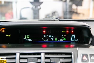 2014 Toyota Prius Alpha - Thumbnail